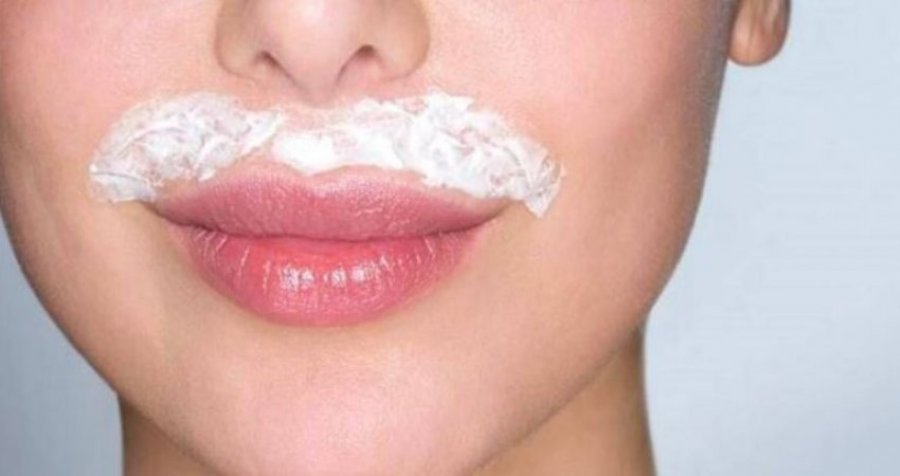Dermatologët tregojnë se a duhet t’i heqin gratë qimet e fytyrës