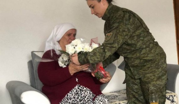 Ushtarakët e FSK’së vizitojnë nënat e dëshmorëve