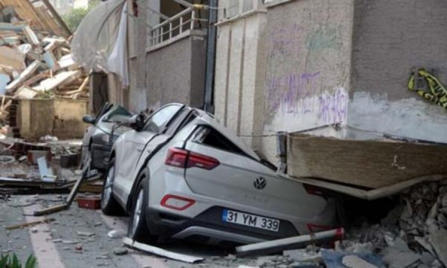 Pesë veturat e parkuara shpëtuan 50 persona në Turqi