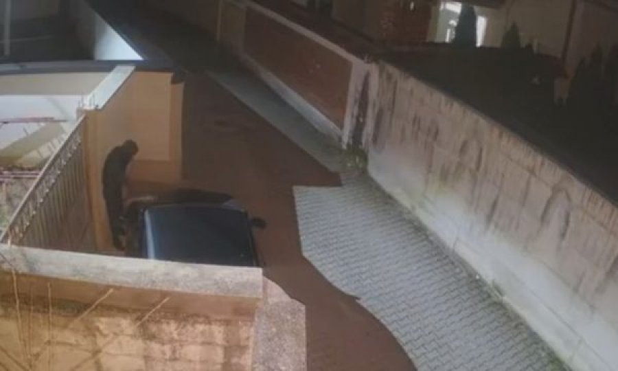 Një burrë nga Peja publikon videot e momentit kur një person ia vë flakën veturës së tij