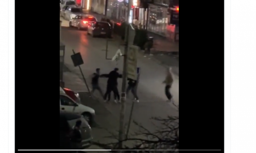 Rrahje mes disa personave në Prishtinë, publikohen pamjet