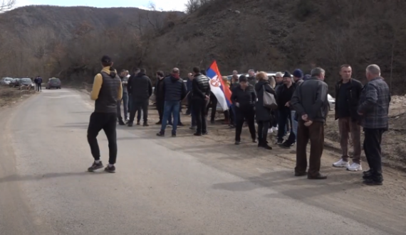 Protestë në veri nga serbët lokal, pretendojnë se Policia i “keqtrajtoi fizikisht” dy të rinj