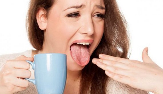 Jo me akull, çfarë duhet të bëni menjëherë pasi keni djegur gjuhën me ushqim të nxehtë