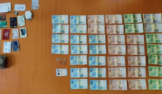 Qytetari në Prishtinë e gjen kuletën me 2 mijë euro, ja kthen pronarit