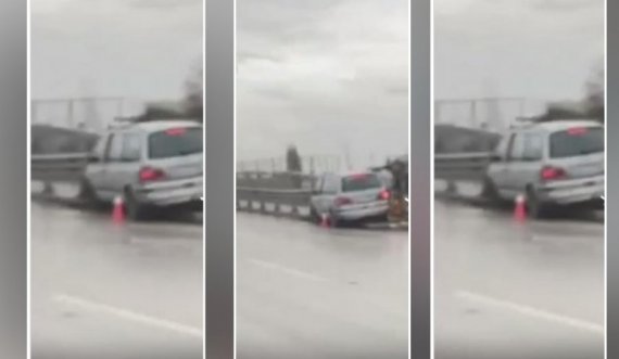Aksident i rëndë në autostradë, vetura kalon mbi trafikndarësen