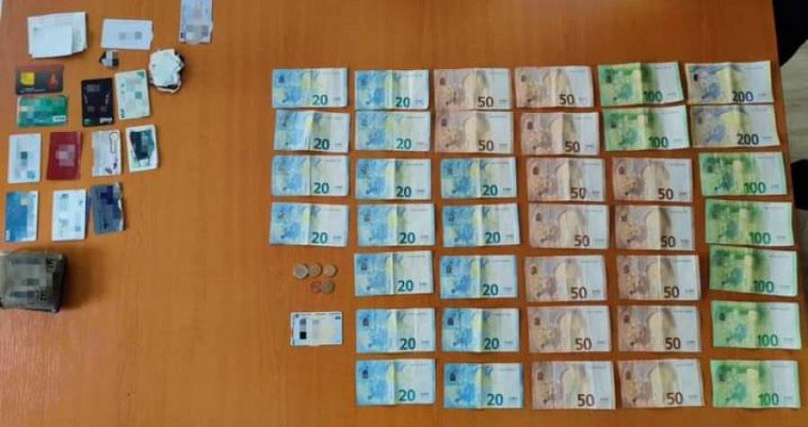 Qytetari në Prishtinë e gjen kuletën me 2 mijë euro, ja kthen pronarit