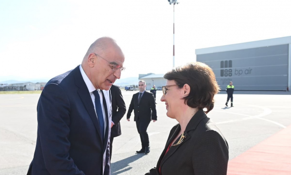 Dendias takohet me Gërvallën