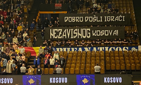 Tifozët në Bosnjë shfaqin mesazhin 'Kosova e pavarur'