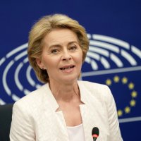 Shefja e BE-së i mbijeton votëbesimit