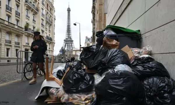 Parisi 'mbulohet' nga bërlloku 