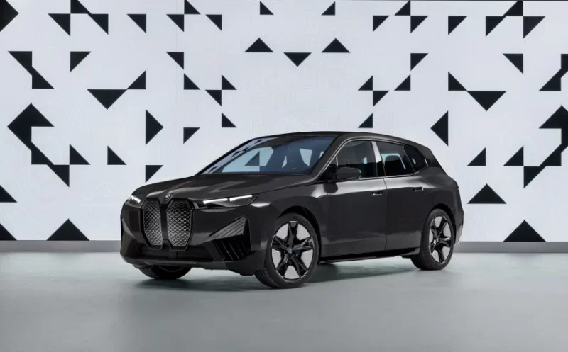 BMW krijon veturën që mund të ndryshojë ngjyrën 