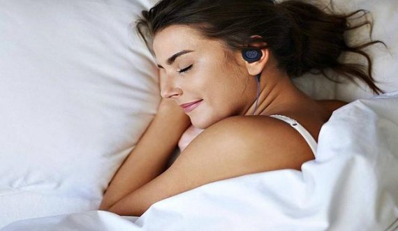 Dëgjimi i muzikës para se të shkoni në shtrat është i dobishëm për cilësinë e gjumit