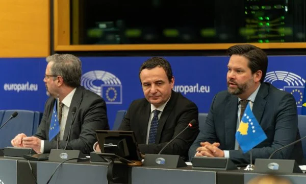 Kurti i takon eurodeputetët e grupit më të madh në PE, u fol edhe për takimin e 18 marsit në Ohër