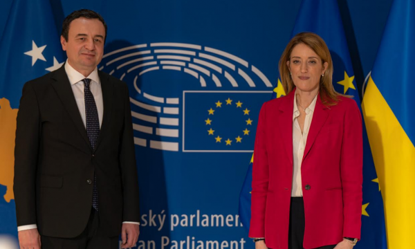 Kurti takohet me Roberta Metsolen