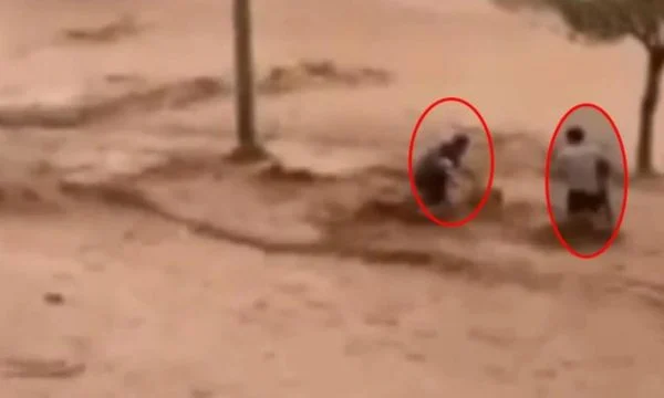 Ja momenti kur nëna më fëmijën shpëtohen nga vërshimi i ujërave