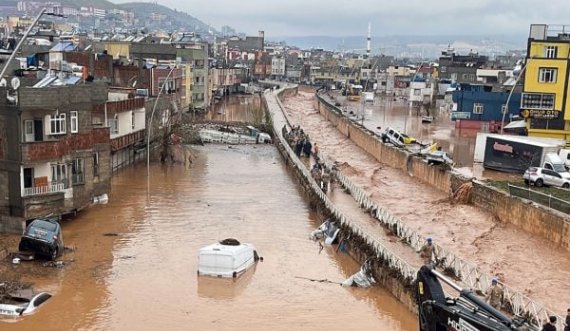 Bilanci nga përmbytjet në zonat e prekura nga tërmeti në Turqi