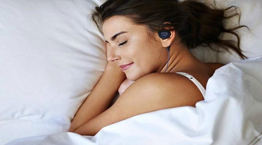 Dëgjimi i muzikës para se të shkoni në shtrat është i dobishëm për cilësinë e gjumit