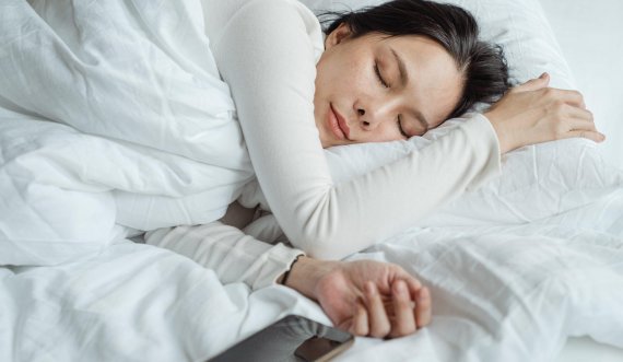 Ja pse të fjeturit në dhomë të ftohtë ndikon në peshë
