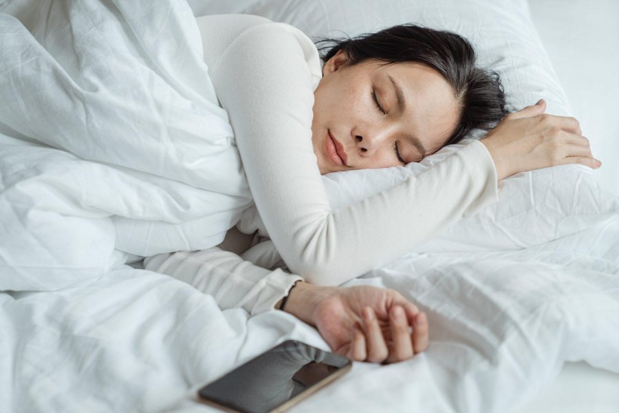 Ja pse të fjeturit në dhomë të ftohtë ndikon në peshë