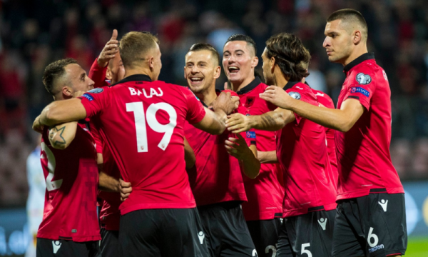 Shqipëria në vendin e parë në grupin E, trajneri Bushi analizon sfidat ndaj Finlandës e Malit të Zi