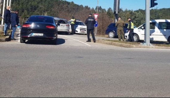 Kontrolle të rrepta policore në rrugën drejt hotelit në Ohër