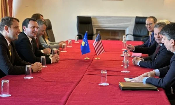Kurti takohet me Escobarin, e falënderoi SHBA-në për mbështetjen në procesin e dialogut