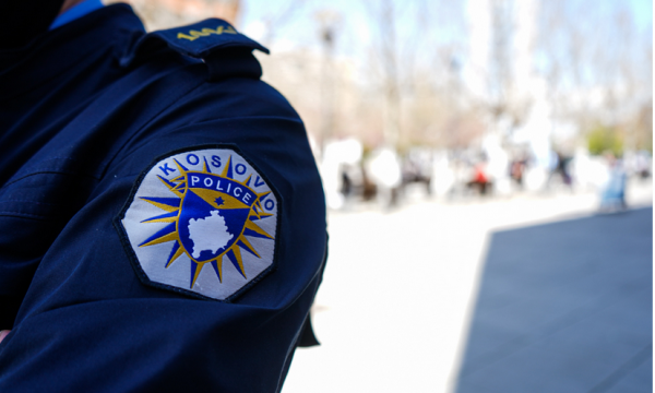 Policia gjobit katër persona