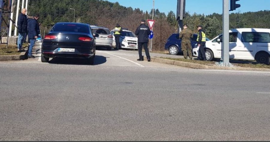 Kontrolle të rrepta policore në rrugën drejt hotelit në Ohër