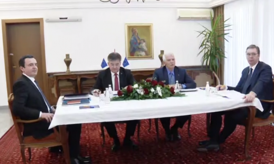 Pamje nga nisja e takimit, Kurti duket në disponim, Vuçiq jo