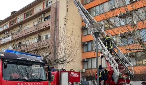 Kriset një pjesë e madhe e fasadës në një ndërtesë në sheshin e Prishtinës