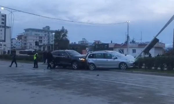 Aksident: Përplasen dy vetura, një i plagosur në gjendje të rëndë
