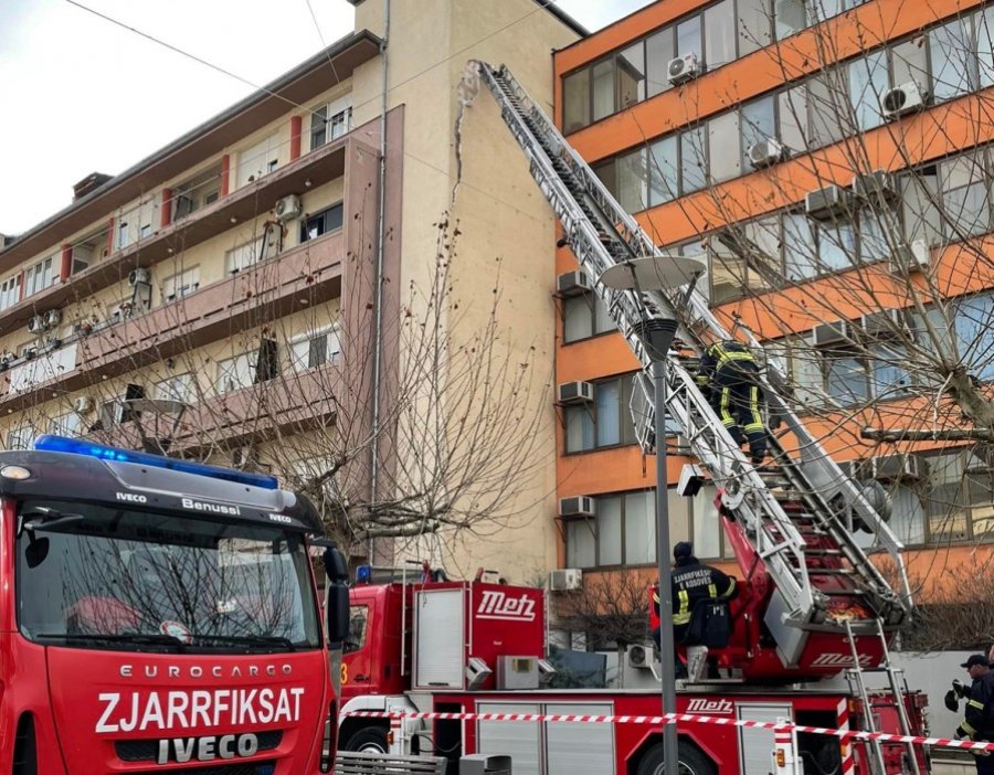 Kriset një pjesë e madhe e fasadës në një ndërtesë në sheshin e Prishtinës