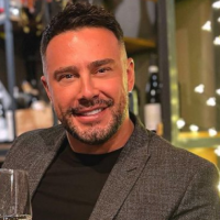 Robert Berisha shfaqet i lumtur me mbretëreshën e tij