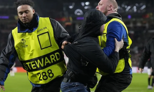 Klubi holandez e merr vendimin e ashpër për tifozin agresiv, i ndalohet hyrja në stadium për 40 vjet
