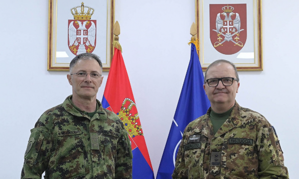 Komandanti i KFOR-it takohet me shefin e ushtrisë serbe