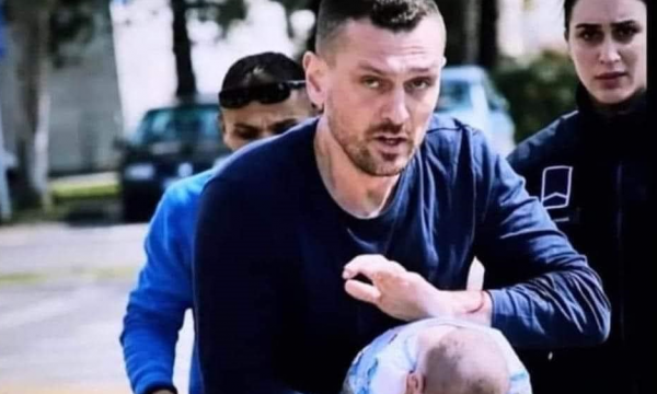 Deputeti shqiptar shpëton foshnjën nga mbytja: S’po e kuptonim ishte bebe apo kukull