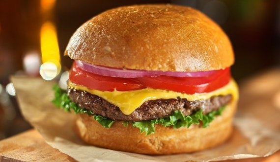 Çfarë ndodh me trupin një orë pasi ke ngrënë një hamburger