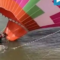 Rrëzohet mbi liqen balona plot me turistë