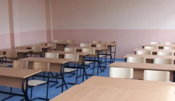 Përleshje mes të miturve në një shkollë të Lipjanit, njëri goditet me thikë e tjetri arrestohet