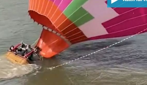 Balona plot me turistë rrëzohet mbi liqen