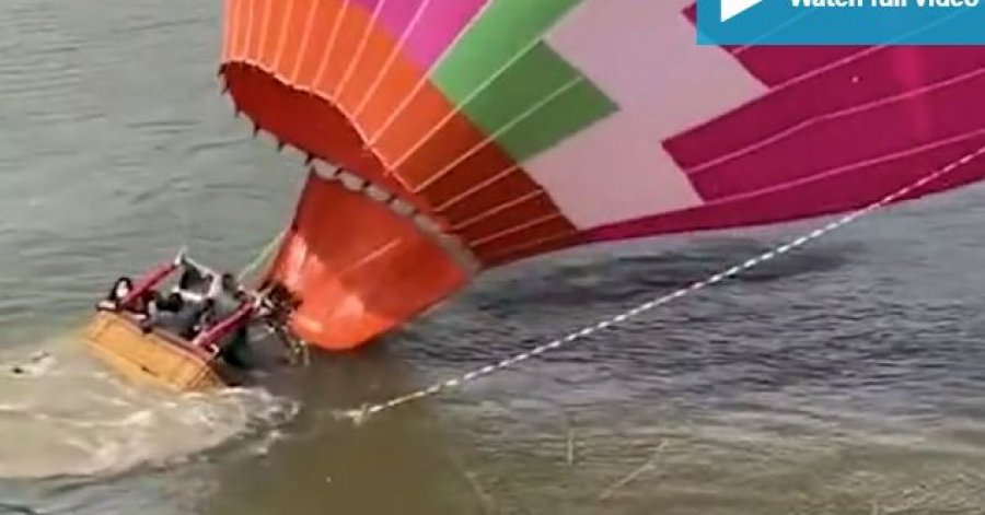 Balona plot me turistë rrëzohet mbi liqen