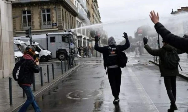 Vijojnë protestat në Paris