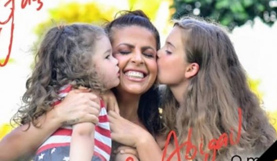 Me dy vajzat e saj përkrah,  Aurela Gaçe publikon këngën e re 'O Ma'