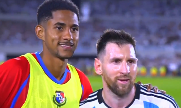 Befasojnë  futbollistët e Panamasë,  presin në radhë për një fotografi me Messin