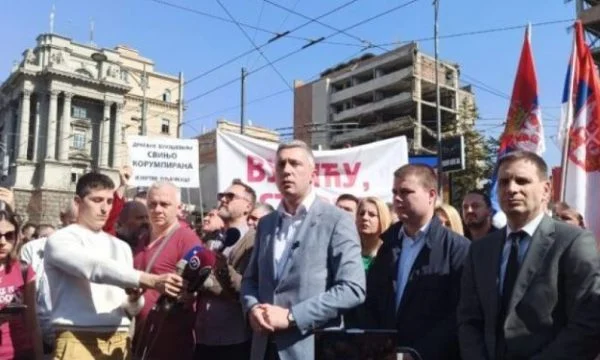 Serbët protestojnë kundër Vuçiqit në Beograd