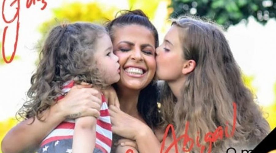 Me dy vajzat e saj përkrah,  Aurela Gaçe publikon këngën e re 'O Ma'