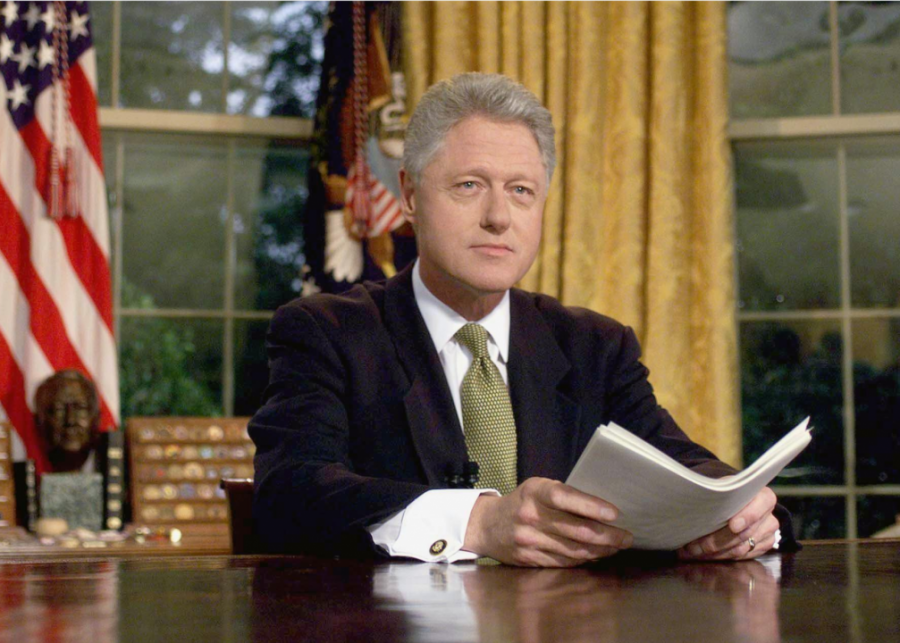 Publikohet momenti kur presidenti amerikan Bill Clinton njoftoi për nisjen e bombardimeve të NATO-s