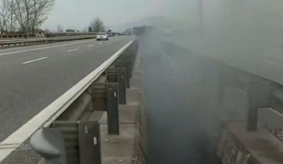 Re të zeza tymi iu ‘marrin’ frymën banorëve dhe mbulojnë autostradën 