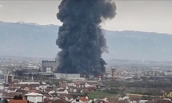 Qyteti i Pejës mbulohet nga  tymi, zjarri ka përfshi  një objekt të madh  