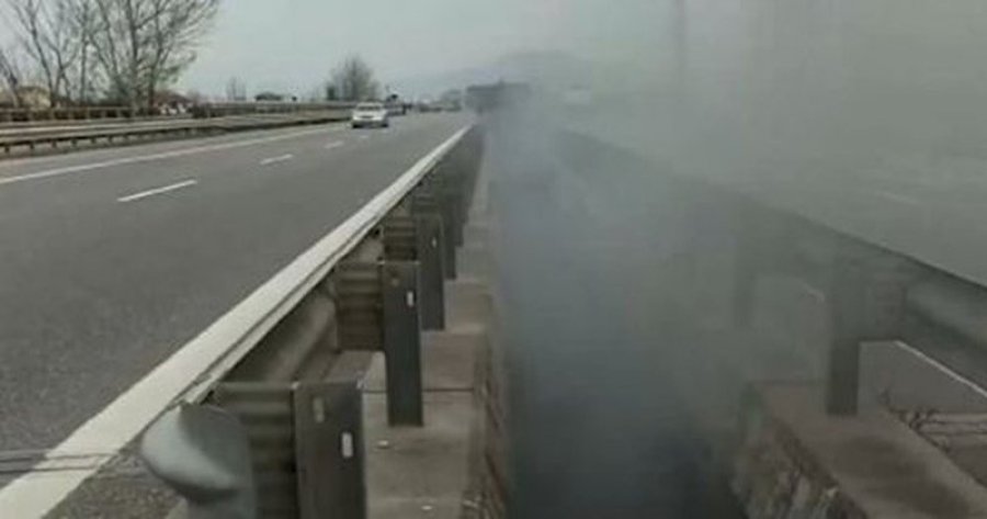 Re të zeza tymi ja ‘marrin’ frymën banorëve dhe mbulojnë autostradën